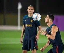 雷竞技网址-关于葡萄牙体育发布备战花絮，加时末段调整名单，欧冠任务艰巨，训练强度明显提升的信息